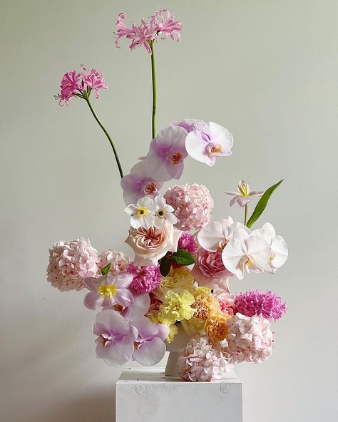 ☁️☁️☁️☁️ #astrodaphne | Instagram Unique Flower Arrangements, Ikebana Arrangements, Flower Vase Arrangements, Flower Sculptures, Flower Therapy, Vase Arrangements, Japanese Flowers, April 21, Flower Aesthetic