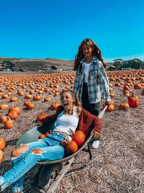 Fall Home Screen, Cute Fall Pictures, Aesthetic Fall Wallpaper, Fall Photoshoot Ideas, Pumpkin Patch Photoshoot, Pumpkin Patch Pictures, Fall Photo Shoot Outfits, Fall Friends, Fall Shoot