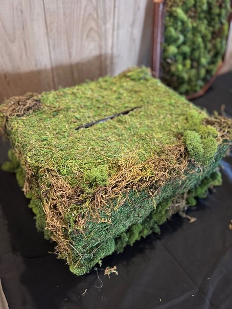 Miss wedding card box Enchanted Forest Wedding Guest Book, Moss Decor Wedding, Enchanted Forest Card Box, Botanical Garden Theme Party, Moss Wedding Decor, Forest Quince, Wilderness Party, Norse Wedding, Moss Wedding