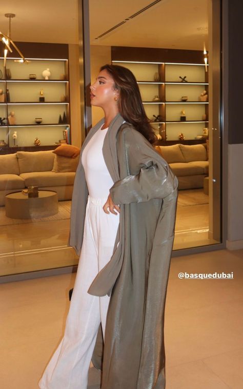 Dubai Modest Outfits, Diana Shekhany, Abaya Pictures, Arab Women Style, Khaleeji Outfits, Casual Abaya Outfits, Arabian Look, Goals Motivation Quotes, Khaleeji Girl