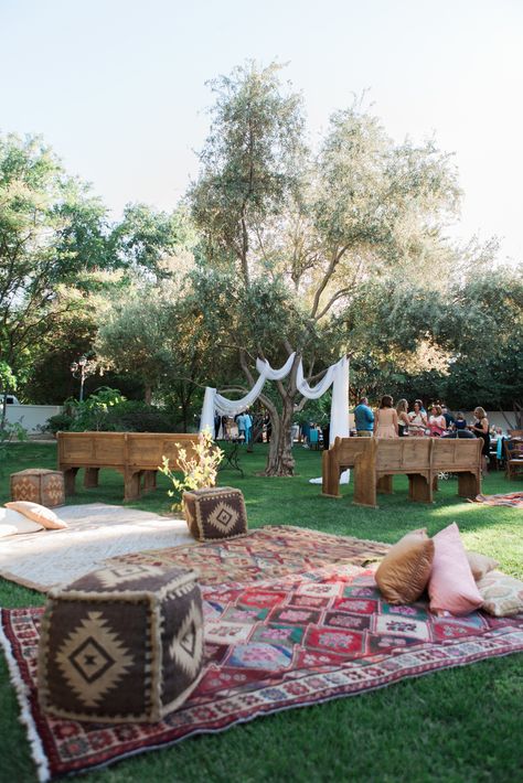 Seating Outdoor Wedding, Backyard Wedding 100 Guest, Boho Wedding After Party, Boho Backyard Wedding Receptions, Rug Dance Floor Wedding, Large Backyard Wedding, Backyard Wedding Seating Ideas, Backyard Wedding Layout, Wedding Ideas For Summer