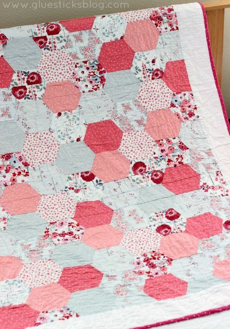 Make a hexagon quilt the easy way! No "y" seams, just straight line sewing. Makes a darling throw, baby quilt, or bed quilt depending on how many half-hexagons you stitch together. Amigurumi Patterns, Patchwork, Hexagon Quilt Pattern, Gingham Quilt, Hexagon Patchwork, Bedding Quilts, Hexie Quilt, English Paper Piecing Quilts, Baby Quilt Pattern