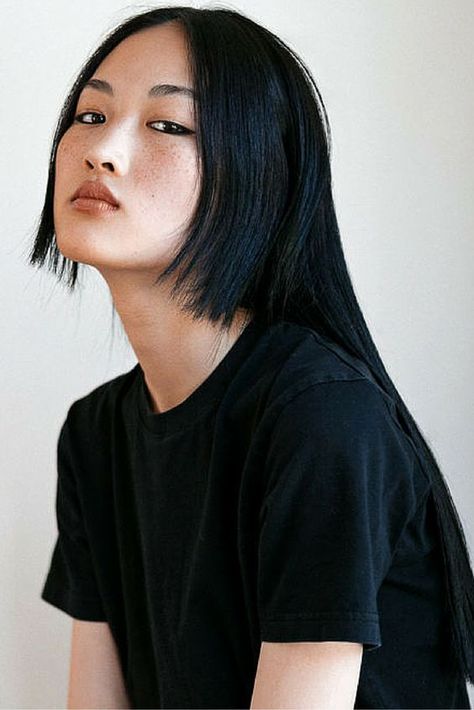 35 Simple Long Hair Style You Can Copy Now easy and simple hairstyle Goth Haircut, Jing Wen, Curly To Straight, Easy Winged Eyeliner, Haircut 2024, Subtle Cat Eye, Long Hair Style, 2024 Trends, Trending Haircuts