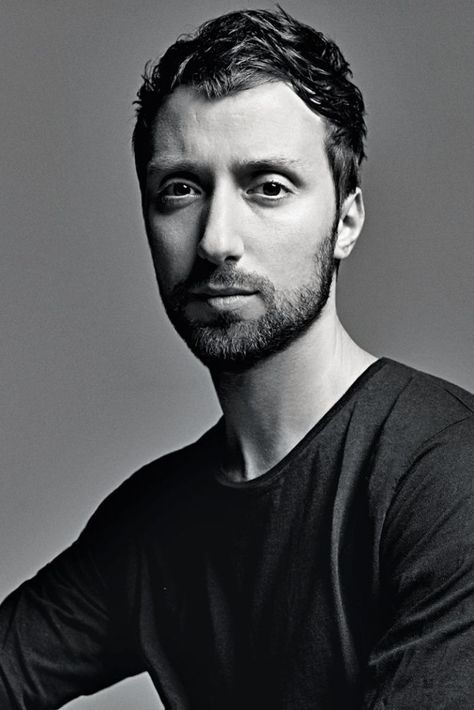 Anthony Vaccarello is the new Creative Director of Yves Saint Laurent | News | The FMD #lovefmd Donatella Versace, Carine Roitfeld, Versus Versace, Hedi Slimane, Fashion And Beauty Tips, Anthony Vaccarello, Artist Style, Life Blogs, Fashion Books