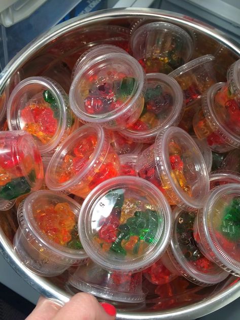 Vodka Gummy Bear Shots Más Hen Night Games, Jelly Shots, Gummy Bear Shots, Tropisk Fest, Vodka Gummy Bears, Fest Temaer, حفل توديع العزوبية, Bachlorette Party, Bachelorette Party Games