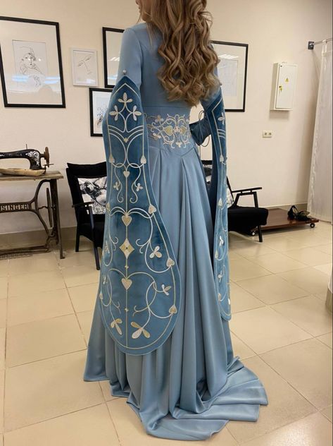 Blue Medival Outfits, Blue Midevil Dresses, Medieval Clothing Women Princesses, Cleric Outfit Design, Arthurian Dress, Bardcore Outfits, Medieval Clothing Royal, Historical Dresses Medieval, Movie Costume Design