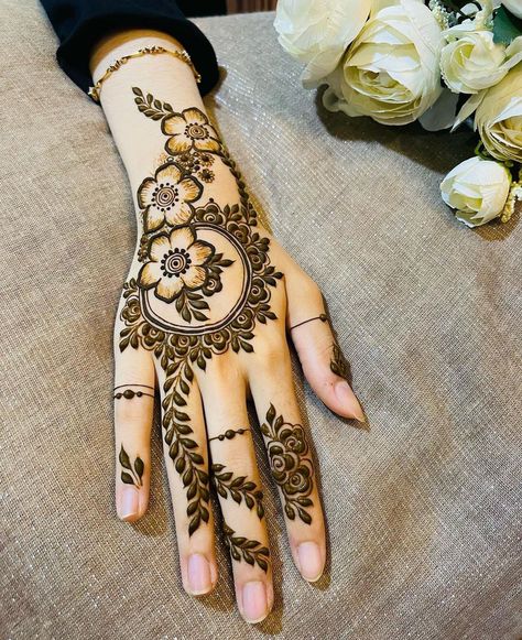 Simple mehndi designs, aesthetic mehndi designs, latest mehndi designs, mehndi designs for 2023 Finger Mehndi Style, Back Hand Mehndi Design, Henna Flower Designs, Henna Flower, Front Mehndi Design, Back Hand Mehndi, Tato Henna, Henna Hand, Simple Arabic Mehndi Designs