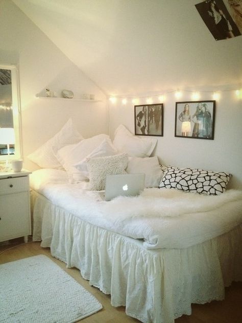 Very simple yet cute bedroom idea :) Girl Bedrooms, Teen Beds, Bathroom Theme, Hiasan Bilik Tidur, Bilik Tidur, Cute Bedroom Ideas, Hiasan Bilik, Chair White, Color Crafts