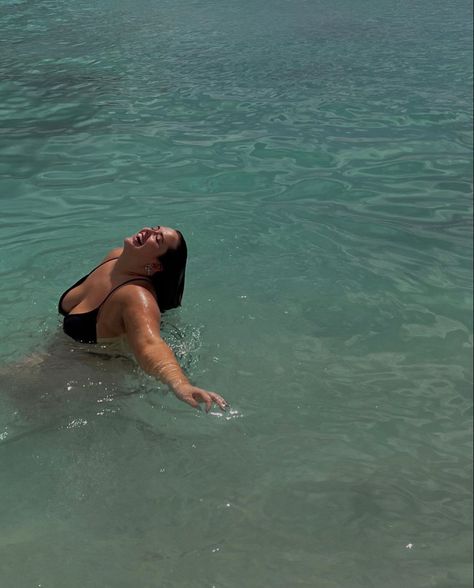 Plus Size At Beach, Beach Inspo Pics Photo Ideas Plus Size, Beach Plus Size Aesthetic, Plus Size Beach Poses By Yourself, Plus Size Ocean Poses, Beach Selfie Ideas Plus Size, Thick Beach Poses, Plus Size Vacation Aesthetic, Beach Photoshoot Ideas Plus Size