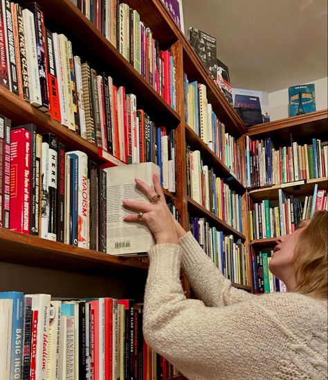 Bookstore picture inspo, bookstore aesthetic, academia aesthetic, light academia, NYC picture inspo, bookstore at night, aesthetic reading Working In Bookstore, Bookstore Worker Aesthetic, Worker Aesthetic, Aesthetic Light Academia, At Night Aesthetic, Bookstore Aesthetic, City Pics, Aesthetic Reading, Aesthetic Photoshoot