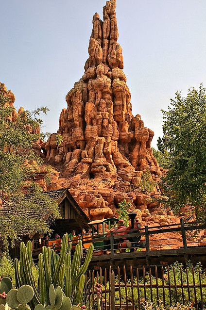 Disneyland Tattoo, Disney Landscape, Disneyland Frontierland, Disney World Fotos, Big Thunder Mountain Railroad, Thunder Mountain Railroad, Disney World Aesthetic, Big Thunder Mountain, Disneyland Anaheim