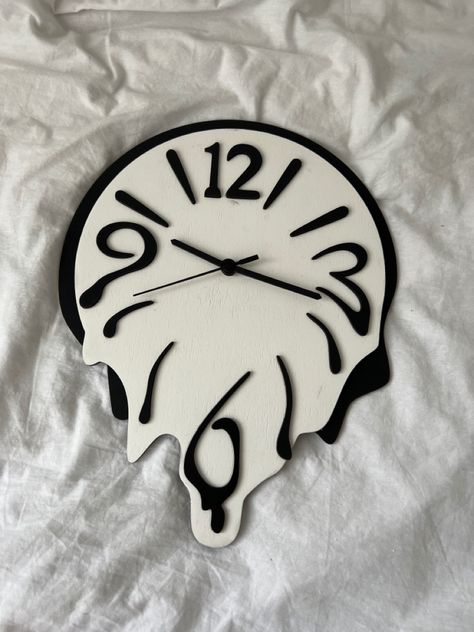 Melted Clock Aesthetic, Weird Clocks Design, Melting Clock Clay, Wall Clock Aesthetic, Clay Ashtrays, Clay Clock, Aesthetic Wall Clock, Aesthetic Clock, Melting Clock