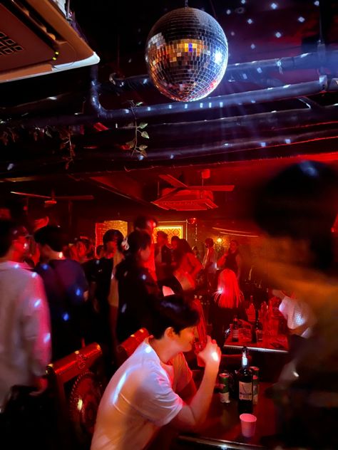 Seoul Party Night, Hongdae Club Aesthetic, Korean Club Aesthetic, South Korea Clubbing, Night Life Korea, Korean Trip Aesthetic, Party Aesthetic Korean, Seoul Friends Aesthetic, Seoul Club Aesthetic