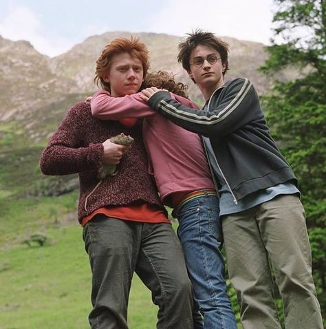 HARRY POTTER ❤ on Instagram: “Harry, Ron and Hermione❤ Harry Potter and the Prisoner of Azkaban #harrypotterfilm #harrypotter #harry #potter #emmawatson #hermione…” Lupin Harry Potter, Harry Ron And Hermione, Harry Potter Toms, Harry Potter Ron And Hermione, Ron And Harry, Ron Weasley Hermione Granger, Ron Hermione, Harry Potter Ron Weasley, Harry Potter Ron