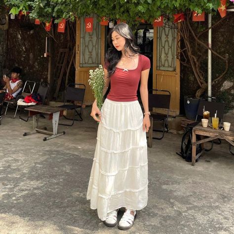 Fresh Day Outfit, Classy White Skirt Outfit, Flowy Long Skirt Outfit Summer, Hippie Business Casual Work Outfits, Modest Maxi Skirt Outfits, Cute Korean Outfits Summer, Korean Maxi Skirt, Long Skirt Outfit Aesthetic, Long Black Skirt Outfits