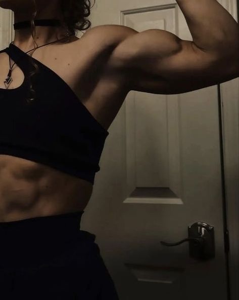 Arm Muscles Women Aesthetic, Muscle Mummy Aesthetic, Strong Arms Aesthetic, Muscles Aesthetic Woman, Defined Abs Aesthetic, Strong Girl Aesthetic Muscle, Buff Woman Aesthetic, Masc Lesbian Gym, Buff Arms Women