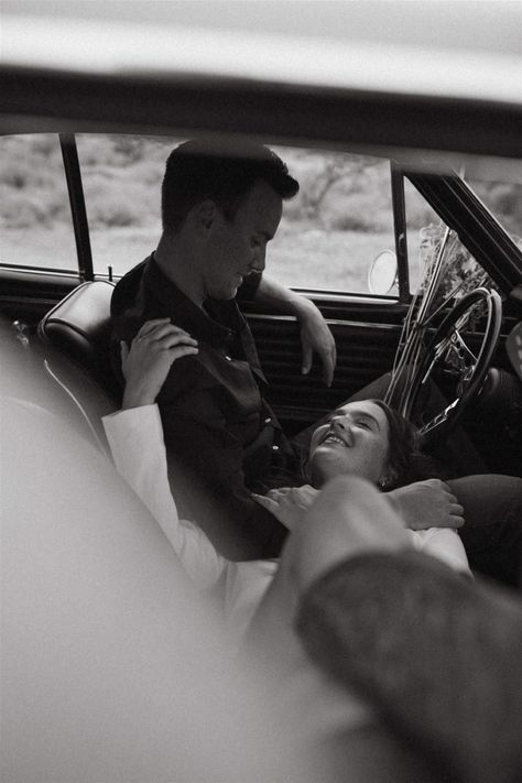 Flan, Couple In Car, Car Engagement Photos, Bruce Davidson, Classic Car Photoshoot, Vintage Engagement Photos, Carros Retro, Shooting Couple, Wedding Fotos