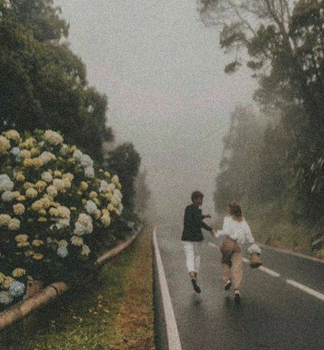 Siluete Umane, Foto Vintage, This Is Love, Nature Aesthetic, Couple Aesthetic, Hopeless Romantic, Two People, Cute Couple Pictures, In The Rain