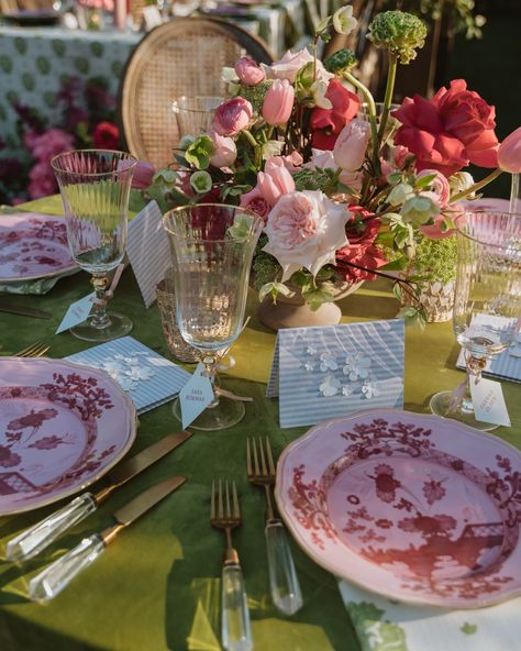 Garden Party Wedding Place Setting, Wedding Ideas Pink And Green, Pink And Green Engagement Party, Bright Pink And Green Wedding, Pink Green Yellow Wedding, Green Tablecloth Wedding, Pink And Green Wedding Theme, Plating Wedding, Wedding Plating