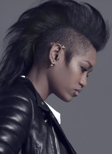 Mohawk swept back Mohawk Hairstyles For Women, Chica Punk, Afro Goth, Goth Hair, Apocalyptic Fashion, Mohawk Hairstyles, Black Goth, Afro Punk, Estilo Punk