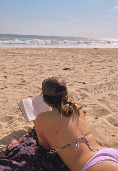 Beach Book Photo, Instagram Worthy Poses, Beach Pictures With Book, Book Beach Pictures, Solo Beach Pics Aesthetic, Beach Solo Pictures, Reading On The Beach Aesthetic, Solo Beach Poses, Reading Pose