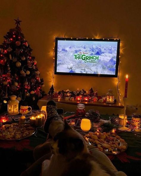 Natal, Christmas Movie Astethic, Christmas Movie Marathon Aesthetic, Christmas Girls Night Aesthetic, Cozy Warm Christmas Aesthetic, 2000 Christmas Aesthetic, Christmas Aesthetic Party, Aethstetic Christmas, Christmas Asethics