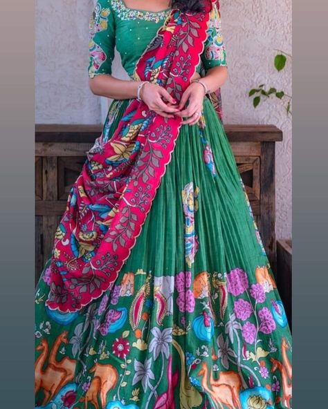 Kalankari Lehangas Blouse Design, Latest Party Wear Lehenga Design, Lehangas For Women Latest, Latest Half Saree Models, Lehanga Designs Latest Fancy, Lehangas Designs Latest, Latest Lehanga Models, Pen Kalamkari Lehangas, Kalamkari Half Saree Designs