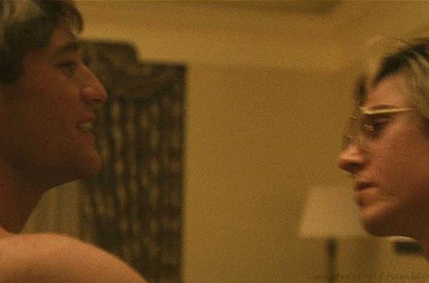 Evan Peters Sleeping, Evan Peters Kissing, Evan Peters Movies, Evan Peters Dahmer, Evan Peters Jeff Dahmer, Evan Peters Gif, Laura Slade Wiggins, Jeff Dahmer, Filipino Guys