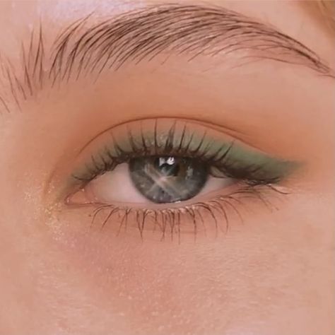 Prom Makeup For Light Green Dress, Simple Makeup Looks For Prom Green Dress, Green Makeup Ideas Simple, Eye Makeup For Green Dress Simple, Eye Makeup Light Green, Simple Eye Makeup Green, Sage Green Make Up Look, Makeup To Go With A Green Dress, Simple Prom Makeup For Green Dress