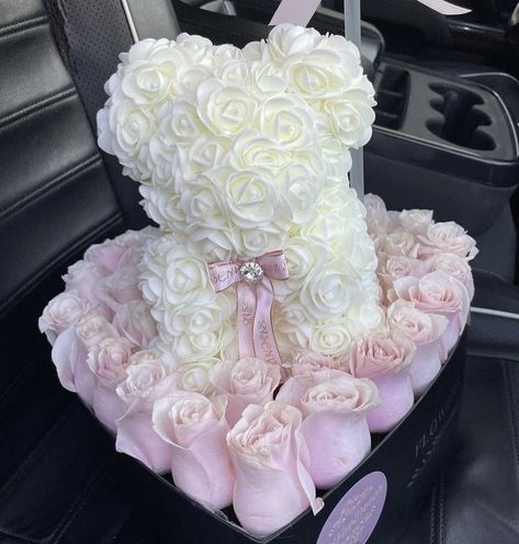 Dreamy Bouquet, Rose Teddy Bear, Luxury Flower Bouquets, Bear Baby Shower Theme, Bear Candle, Teddy Bear Party, Holding A Heart, Teddy Bear Birthday, Pink Bear