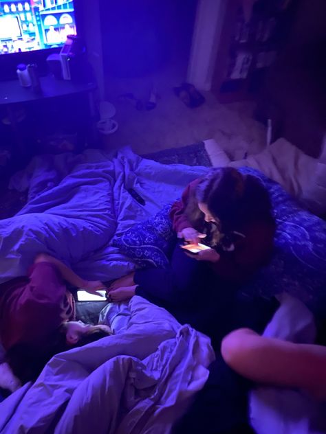 Late Night Sleepover Aesthetic, Group Sleepover Aesthetic, Vision Board Teen Girl, Best Friends Hanging Out, Sleep Over Pictures, Grunge Sleepover, Girls Hanging Out Aesthetic, Friends Watching Movies Aesthetic, Hang Out Aesthetic