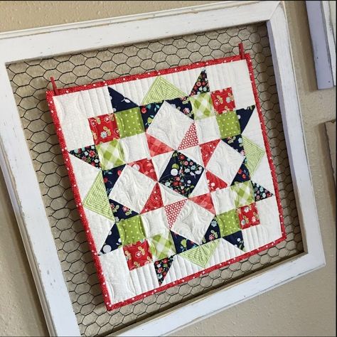 Moda Love Sew Along Patchwork, Upcycling, Tela, Tiny Quilts, Quilted Wall Hangings Patterns, Mini Patchwork, Christmas Quilting Projects, Quilt Display, Doll Quilts