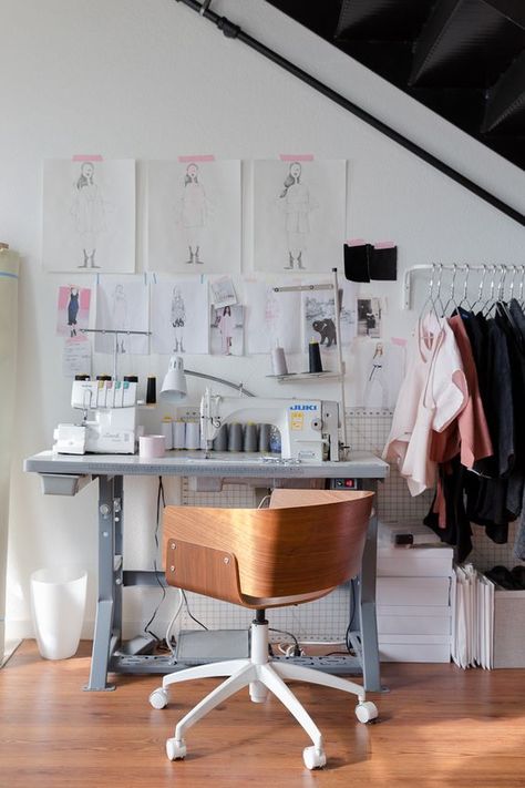 Design Studio Workspace, Sewing Room Inspiration, San Francisco Design, Coin Couture, Fashion Designer Studio, Escalier Design, Sewing Room Design, Creative Workspace, Studio Room