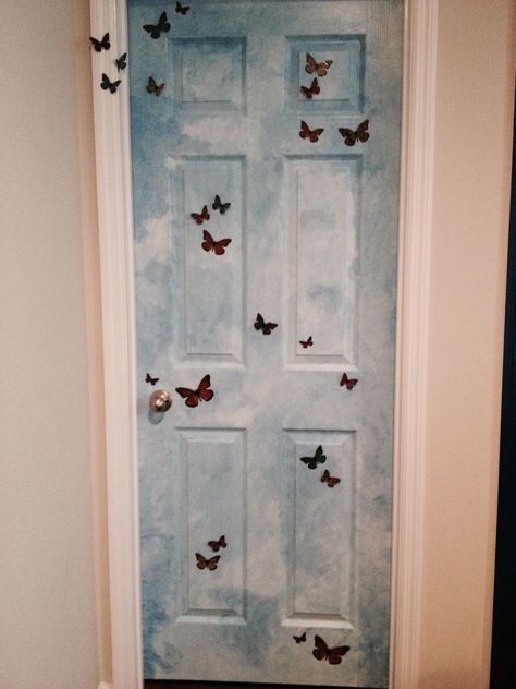 Butterfly bedroom door Fun Kids Bedroom Door, Door Painting Ideas Creative Bedroom, Cool Bedroom Door Ideas, Door Painting Design, Wardrobe Painting Ideas Aesthetic, Drawings On Doors Ideas, Bedroom Door Decor Ideas Diy, Painted Bedroom Doors Aesthetic, Painted Closet Doors Art Creative