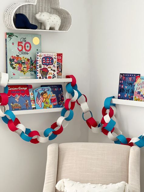 Paper Chain DIY- Garland or Countdown - traditionallycozy.com Kid Crafts, Christmas Paper Chain, Paper Chain Garland, Christmas Paper Chains, Paper Chain, Chain Diy, Paper Chains, Diy Garland, Construction Paper