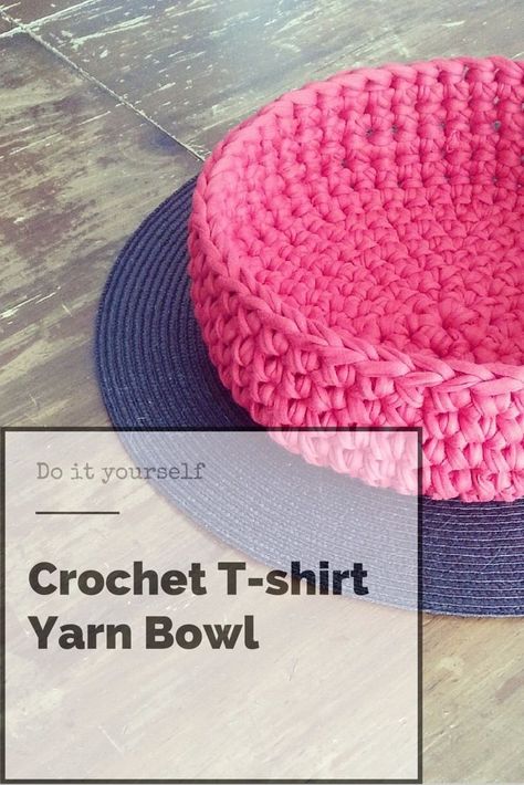 DIY Crochet yarn bowl. Free pattern. Upcycling, Amigurumi Patterns, Crochet T Shirt, Yarn Basket, Crochet Storage Baskets, Tshirt Yarn, Crochet Bowl, Crochet Basket Pattern Free, Crochet Storage