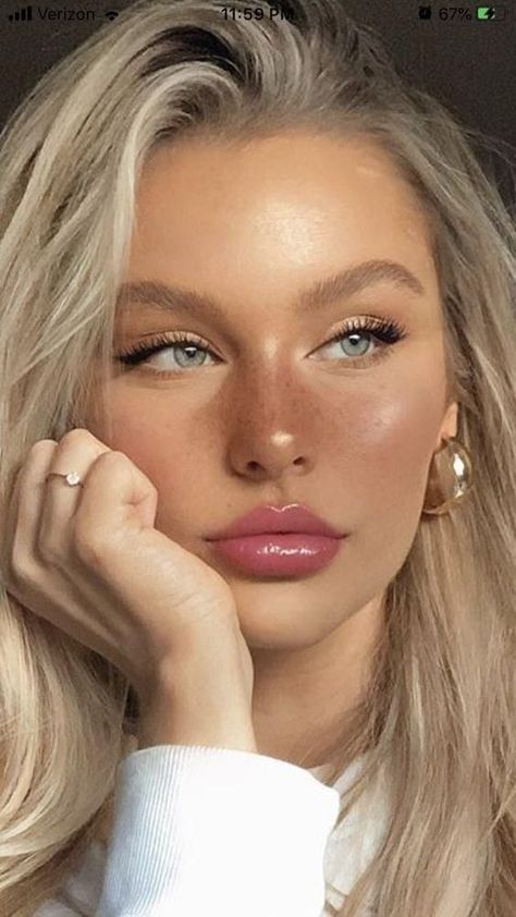 Dewy Makeup With Eyeliner, Simple Makeup Looks Freckles, Pretty Spring Makeup, Makeup Looks Trending 2023, Formal Makeup Freckles, Natural Makeup Looks With Freckles, Barbiecore Aesthetic Makeup, Simple Makeup Pictures, Makeup For Blue Eyes And Blonde Hair