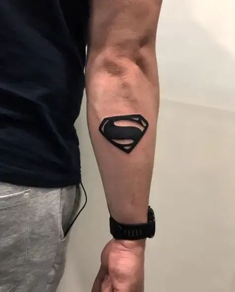 Superman tattoos that will unleash your inner hero! From cool symbols to powerful portraits, find the perfect design to show your love for the Man of Steel. #SupermanTattoo #HeroInYou Croquis, Super Man Tattoo Design, Superman Symbol Tattoo, Superhero Tattoo Ideas, Super Man Tattoo, Superman Tattoos For Women, Superhero Tattoos For Men, Black And Red Tattoo Men, Superman Tattoo For Men