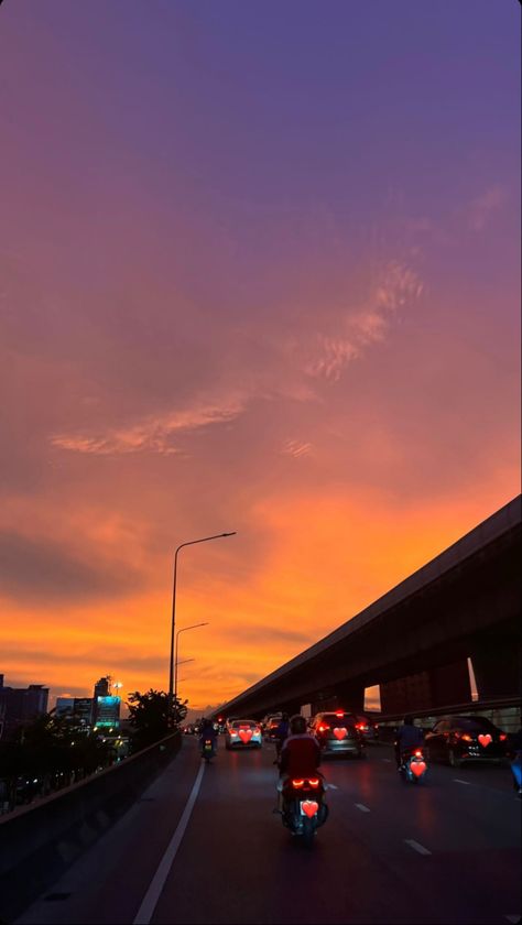 #wallpaper #sky #sunset #highway Highway Sunset Aesthetic, Highway Wallpaper, Highway Aesthetic, Highway Sunset, Sunset Highway, Trip Aesthetic, Sunset Road, Wallpaper Sky, Orange Sky