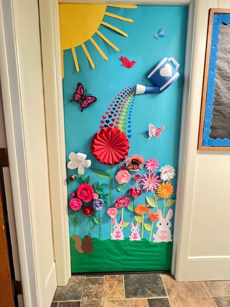 Spring Wall Ideas For Classroom, Spring Day Classroom Decor, Spring Decoration Ideas For Classroom, Spring Wall Display Preschool, Daisy Classroom Door, Spring Door Designs Classroom, Seasons Classroom Display, School Spring Decorations, Spring Door Kindergarten