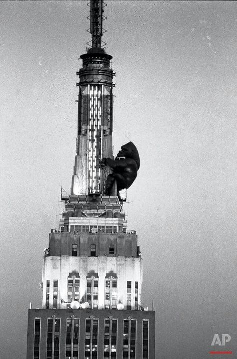 New York City, an 84-foot balloon of King Kong clings to the top of the Empire State Building, April 13, 1983. It was inflated by workmen from the Robert Keith Company of San Diego to celebrate the 50th anniversary of the original "King Kong" movie. (AP Photo/G. Paul Burnett) King Kong Movie, King Kong 1933, Urban Logo, Herbert Hoover, Kong Movie, The Empire State Building, Famous Monsters, Grilling Gifts, Big Art
