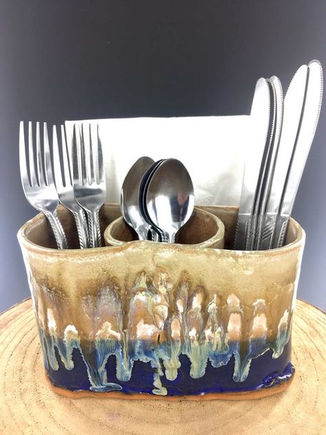 Ceramic Silverware Holder, Ceramic Knife Holder, Ceramic Cutlery Holder, Ceramic Napkin Holder Pottery, Cutlery Holder Diy, Ideas En Ceramica, Ceramica Artesanal Ideas, Handbuilding Pottery Ideas, Slab Pottery Ideas