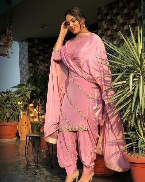Satin Patiala Suit, Panjabi Suit Salwar Design For Wedding, Punjabi Dress Designs Latest, Girlish Suits Designs, Silk Punjabi Suit, Pakistani Embroidery, Handwork Design, Punjabi Dress Design, Simple Indian Suits