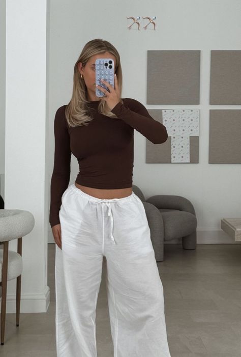 #eedaily | dailymea Scandinavian Clothing Style, Selfie Instagram Story, Chic Athleisure Outfits, Outfit Uni, Olive Green Leggings, Instagram Story Aesthetic, Scandinavian Chic, Scandinavian Outfit, Fitted Tshirt