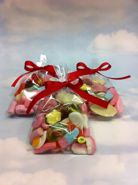 Mini Booty Bags #sugarhug #sweets #candy #pennymix #sweeties #candies Gummies Packaging Gift Ideas, Mini Gift Bags Ideas, Candy Business Ideas Creative, Party Bag Ideas For Teens, Candy Boxes Ideas, Candy Bags Ideas, Candy Packaging Ideas, Candy Gift Ideas, Candy Gifts Diy