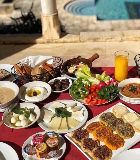 Chouf Lebanon, Lebanese Breakfast, Breakfast Weekend, Lebanon Food, Healthy Juice, Lebanese Recipes, Palace Hotel, Middle Eastern, Lebanon