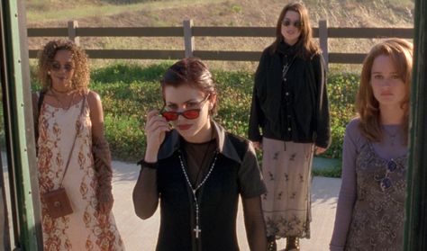 Robin Tunney, Fairuza Balk wearing red sunglasses, Neve Campbell and Rachel True in 90s high school supernatural thriller movie The Craft The Craft Characters, The Craft Clothes, The Craft 1996 Aesthetic, The Craft Halloween Costume, The Craft Movie Aesthetic, The Craft Quotes, The Craft Outfits Aesthetic, The Craft Wallpaper, The Craft Fashion