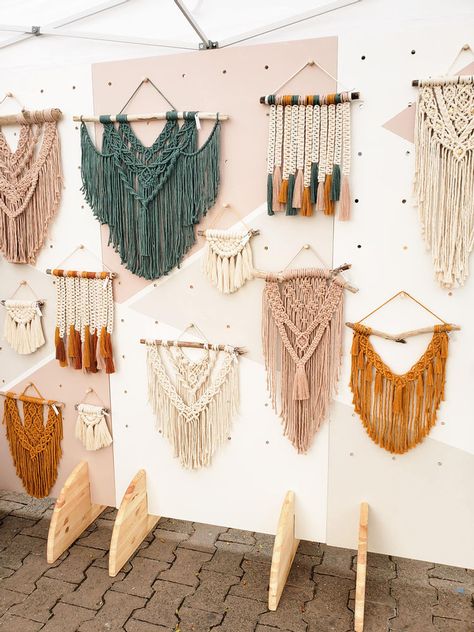 How To Display Macrame At A Craft Show, Macrame Vendor Display, Hanging Displays For Craft Shows, Macrame Market Display, Diy Leather Stamp, Craft Fair Booth Display, Craft Market Display, Pola Macrame, Craft Fairs Booth