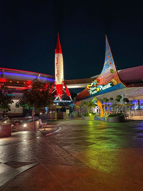 Pizza Planet restaurant at night located in Tomorrowland at Disneyland in Anaheim, California Disney Tomorrowland Aesthetic, Pizza Planet Wallpaper, Tomorrowland Disneyland, Tomorrowland Disney, Disneyland Tomorrowland, Dreamlight Valley, Disney Pixar Characters, 3d Pixel, Disney Pics