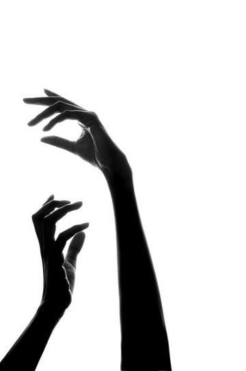 I love this! Silhouette Fotografie, Hand Photography, Hand Pose, Body Photography, Hand Reference, Photographie Inspo, 인물 사진, White Photography, Black And White Photography
